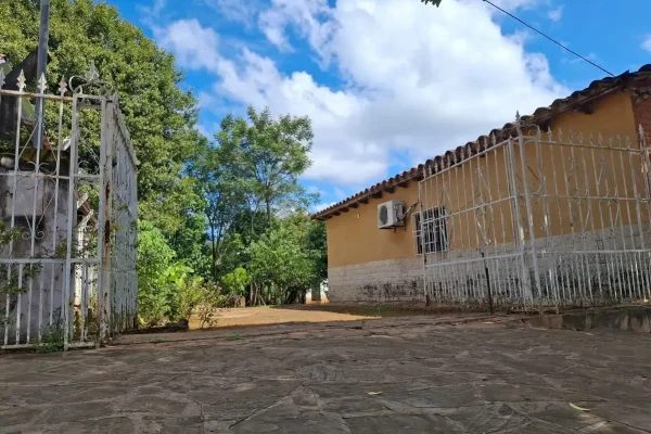 casa-venta-atyra-porton-entrada-empedrado